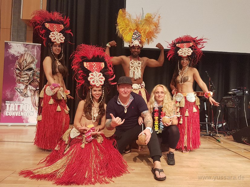 Zur ersten internationalen Endless Eummer Tattoo Convention, die Yussara Dance Company mit ihrer Hawaii Show. Zu Gast Samoa - Maori Haka Dancer und Tätowierer